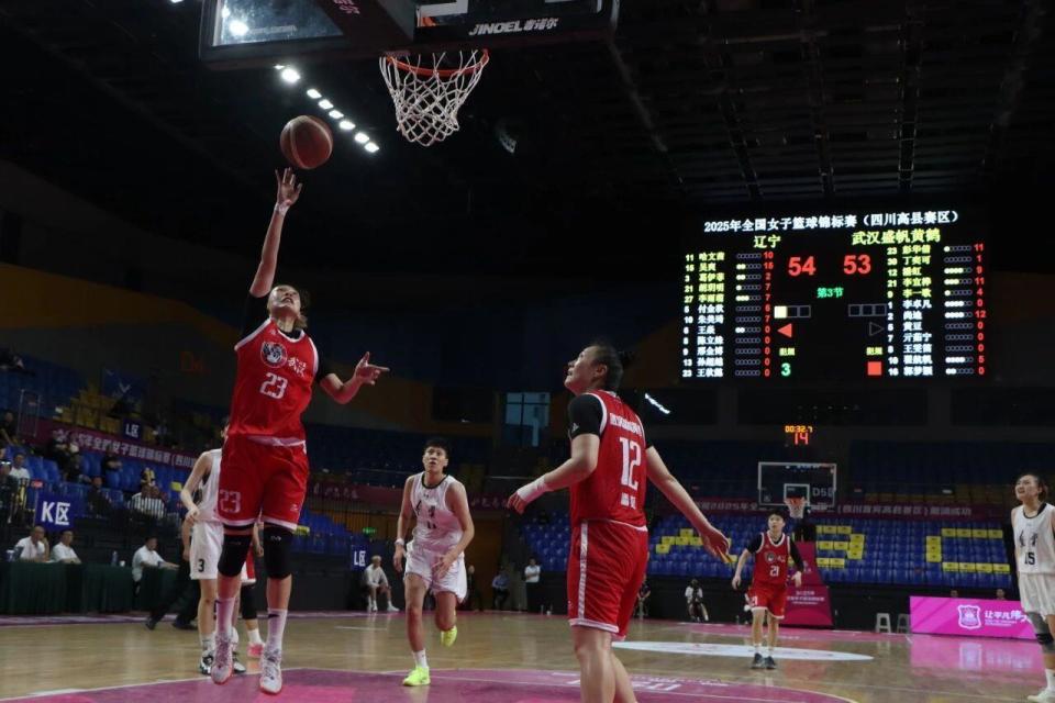 彭华倩再次, 攻至篮下的, 鹤女篮以