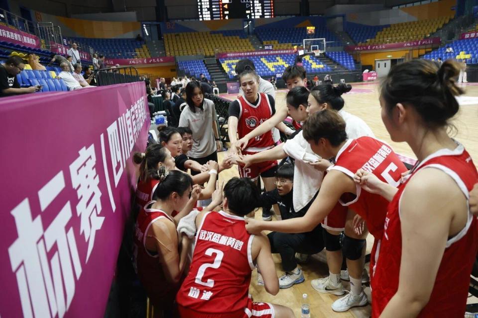 后者轻松上, om, 丁奕可手中